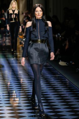 Balmain gösterisi olarak Paris moda haftası