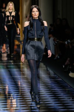 Balmain gösterisi olarak Paris moda haftası