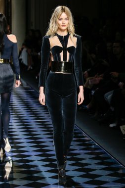 Balmain gösterisi olarak Paris moda haftası