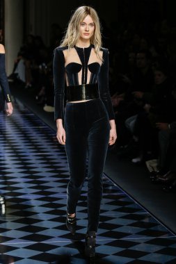 Balmain gösterisi olarak Paris moda haftası