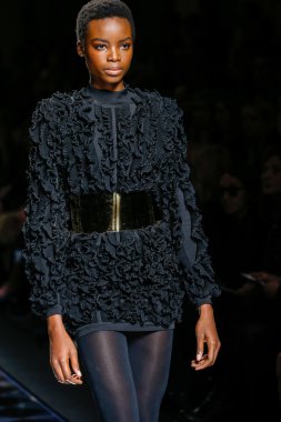 Balmain gösterisi olarak Paris moda haftası