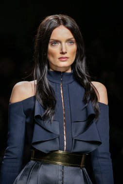 Balmain gösterisi olarak Paris moda haftası