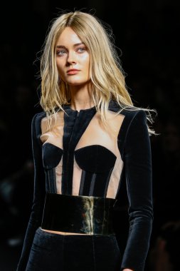 Balmain gösterisi olarak Paris moda haftası