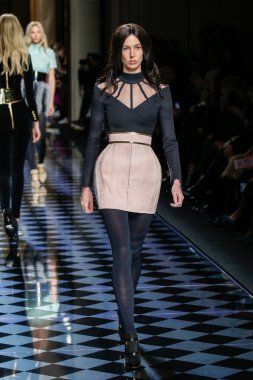 Balmain gösterisi olarak Paris moda haftası