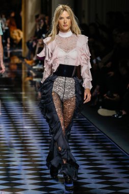 Balmain gösterisi olarak Paris moda haftası