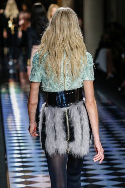 Balmain gösterisi olarak Paris moda haftası