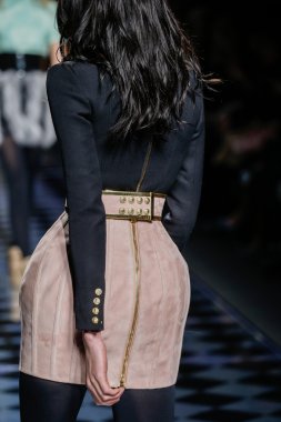 Balmain gösterisi olarak Paris moda haftası