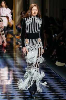 Balmain gösterisi olarak Paris moda haftası