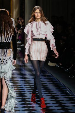 Balmain gösterisi olarak Paris moda haftası