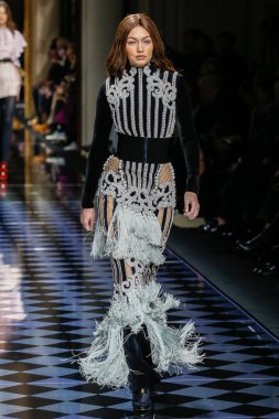 Balmain gösterisi olarak Paris moda haftası