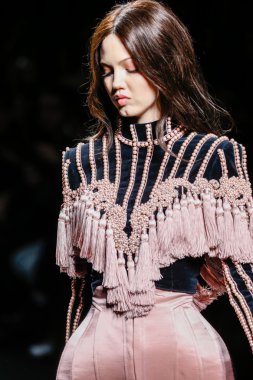 Balmain gösterisi olarak Paris moda haftası