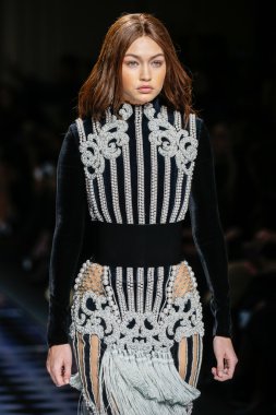 Balmain gösterisi olarak Paris moda haftası