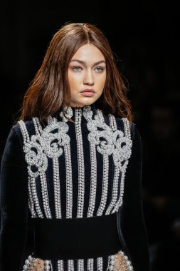 Balmain gösterisi olarak Paris moda haftası