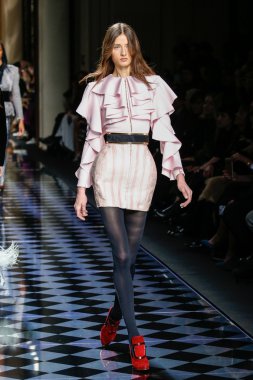 Balmain gösterisi olarak Paris moda haftası