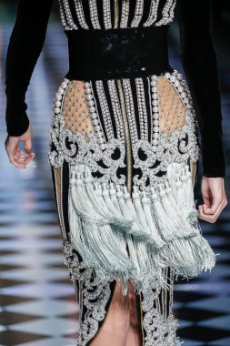 Balmain gösterisi olarak Paris moda haftası