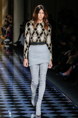 Balmain gösterisi olarak Paris moda haftası