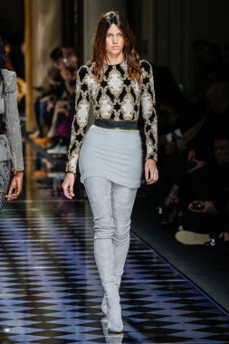 Balmain gösterisi olarak Paris moda haftası