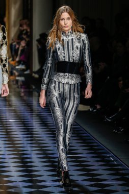 Balmain gösterisi olarak Paris moda haftası