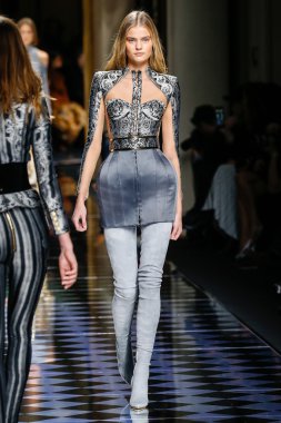 Balmain gösterisi olarak Paris moda haftası
