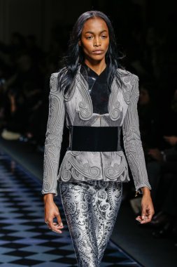 Balmain gösterisi olarak Paris moda haftası