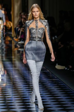 Balmain gösterisi olarak Paris moda haftası
