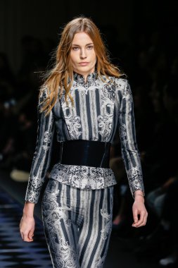 Balmain gösterisi olarak Paris moda haftası