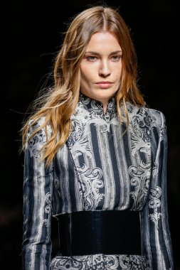 Balmain gösterisi olarak Paris moda haftası