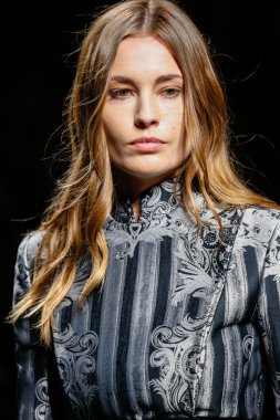 Balmain gösterisi olarak Paris moda haftası