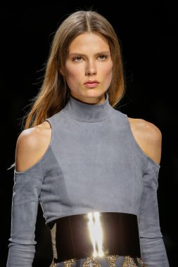 Balmain gösterisi olarak Paris moda haftası