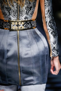 Balmain gösterisi olarak Paris moda haftası
