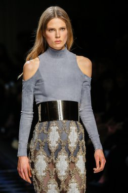 Balmain gösterisi olarak Paris moda haftası