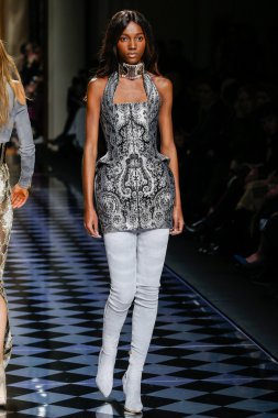 Balmain gösterisi olarak Paris moda haftası