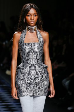 Balmain gösterisi olarak Paris moda haftası