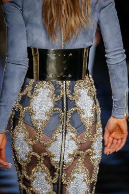 Balmain gösterisi olarak Paris moda haftası