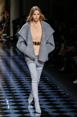 Josephine Skriver Balmain gösterisi sırasında pist yürüyor