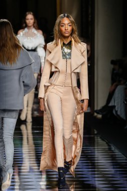 Balmain gösterisi olarak Paris moda haftası
