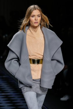 Josephine Skriver Balmain gösterisi sırasında pist yürüyor