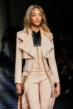 Balmain gösterisi olarak Paris moda haftası