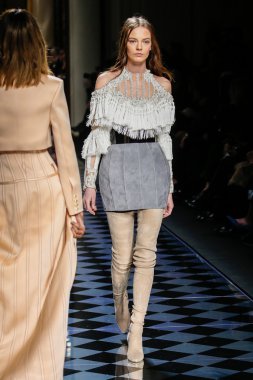 Balmain gösterisi olarak Paris moda haftası