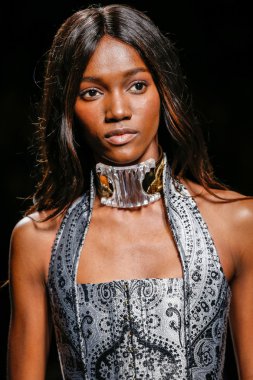 Balmain gösterisi olarak Paris moda haftası