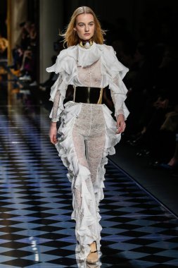 Balmain gösterisi olarak Paris moda haftası