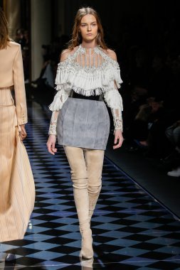 Balmain gösterisi olarak Paris moda haftası