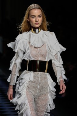 Balmain gösterisi olarak Paris moda haftası