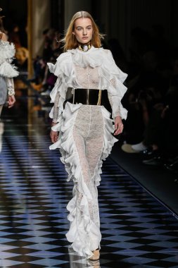 Balmain gösterisi olarak Paris moda haftası