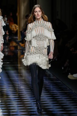 Balmain gösterisi olarak Paris moda haftası