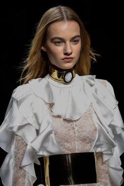 Balmain gösterisi olarak Paris moda haftası