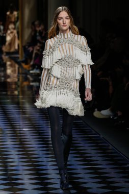 Balmain gösterisi olarak Paris moda haftası