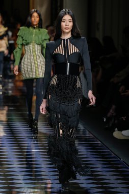 Balmain gösterisi olarak Paris moda haftası
