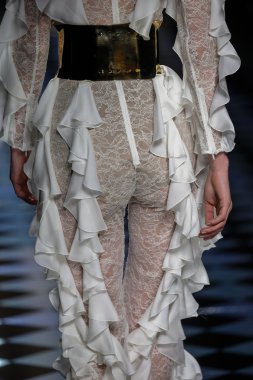 Balmain gösterisi olarak Paris moda haftası