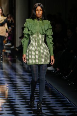 Ysaunny Brito Balmain gösterisi sırasında podyumda yürüyor.